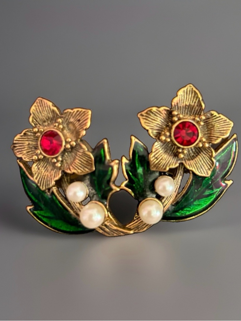 Vintage Avon Rich Christmas
Floral Poinsettia Earrings
Gold Red Green Pearl